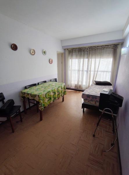 1 Ambiente dividido, al lateral del edificio, con balcón francés