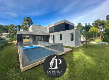 Casa · 237m² · 5 Ambientes · 1 Cochera · Casa Venta Pinamar Barrio Pioneros