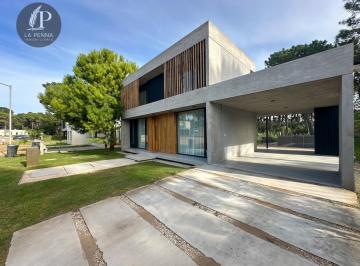 Casa · 237m² · 5 Ambientes · 1 Cochera · Casa Venta Pinamar Barrio Pioneros