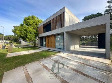 Casa · 237m² · 5 Ambientes · 1 Cochera · Casa Venta Pinamar Barrio Pioneros