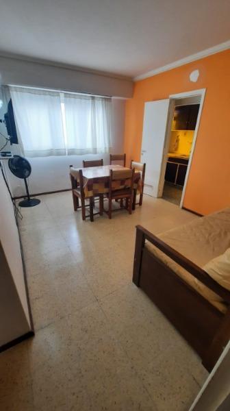 2 Ambientes lateral, muy luminoso. Vista a un amplio pulmón de manzana. Con cocina separada amplia y baño completo.