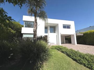 Casa · 250m² · 4 Ambientes · 2 Cocheras · Casa 4 Ambientes en Venta