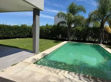 Casa · 170m² · 5 Ambientes · 1 Cochera · Casa en Venta Barrio Araucarias Puertos