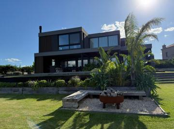 Casa · 253m² · 6 Ambientes · 4 Cocheras · Casa en Venta Tres Suites en Marinas Al Lago Puertos