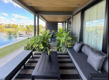 Casa · 253m² · 6 Ambientes · 4 Cocheras · Casa en Venta Tres Suites en Marinas Al Lago Puertos