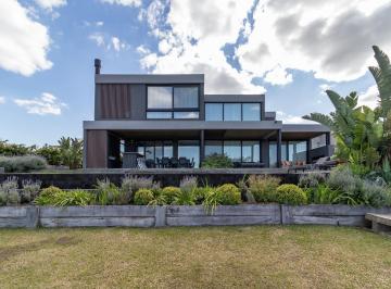 Casa · 253m² · 6 Ambientes · 4 Cocheras · Casa en Venta Tres Suites en Marinas Al Lago Puertos
