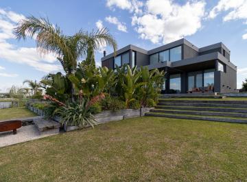 Casa · 253m² · 6 Ambientes · 4 Cocheras · Casa en Venta Tres Suites en Marinas Al Lago Puertos