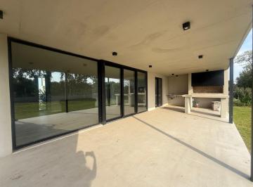 Casa · 152m² · 4 Ambientes · 2 Cocheras · Casa en Venta de 3 Dorm. con Pileta