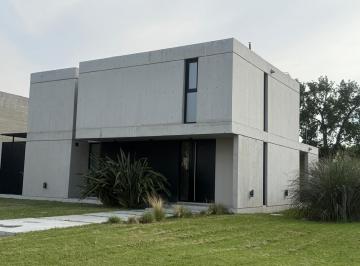 Casa · 152m² · 4 Ambientes · 2 Cocheras · Casa en Venta de 3 Dorm. con Pileta