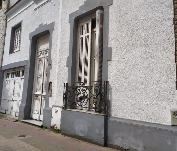 Casa antigüa para demoler. Ideal para construir edificio 7/8 pisos. Lote de 8,66 x 34,64 mts.