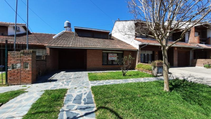 Chalet 3 amb, 160m² con garage y amplio parque — Los Pinares
