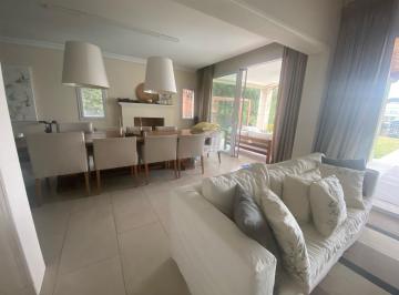 Casa · 277m² · 5 Ambientes · 4 Cocheras · Casa en Alquiler Temporario, 3 Dorm. en Benavidez, con Parrilla