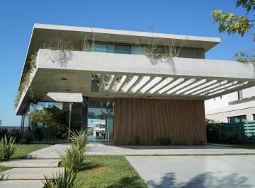 Casa · 340m² · 6 Ambientes · 2 Cocheras · Casa Al Lago en El Barrio Costas Puertos