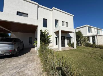 Casa · 210m² · 6 Ambientes · 2 Cocheras · Casa en Venta Tres Dorm. en Acacias Puertos