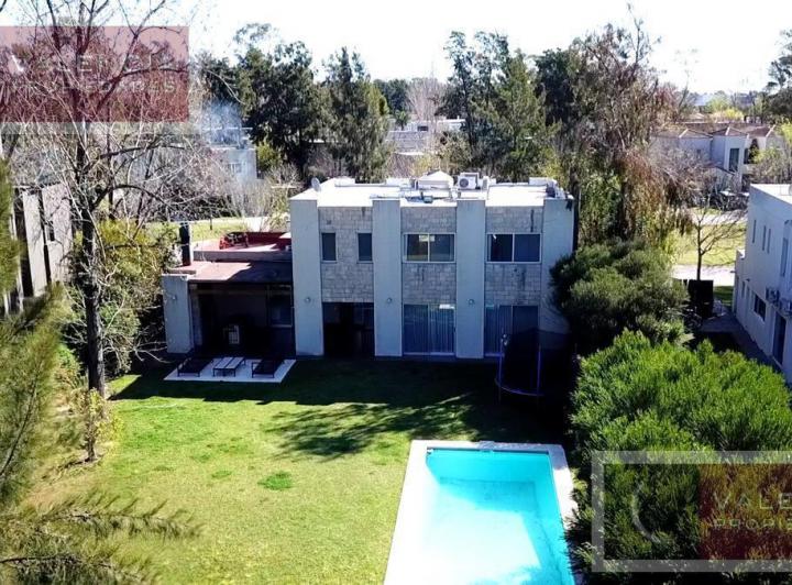 Casa · 320m² · 5 Ambientes