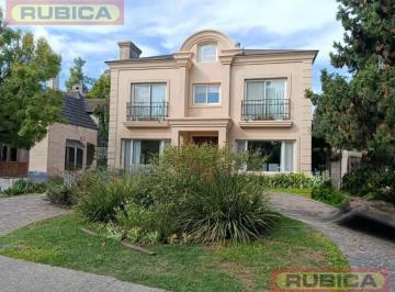 Casa · 300m² · 5 Ambientes · Casa en Alquiler Bc Champagnat - Pilar