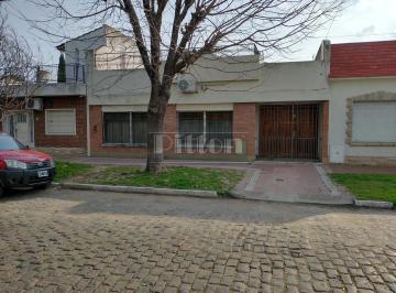 Casa · 198m² · 4 Ambientes · 1 Cochera · Casa en Banfield Este