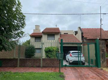 Casa · 206m² · 8 Ambientes · Casa 4 Habitaciones con Quincho y Pileta en Venta