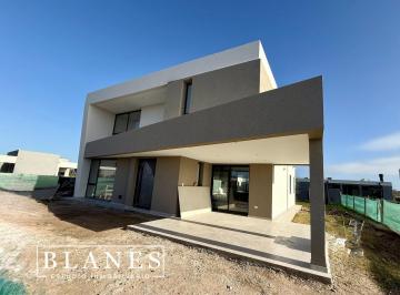Casa · 201m² · 4 Ambientes · 3 Cocheras · Casa en San Simón