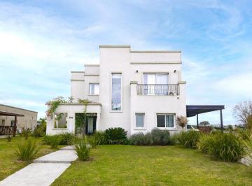 Casa de 5 ambientes, Presidente Perón · Exclusiva Residencia con Fondo a La Laguna y Muelle en Lagos de San Eliseo