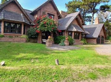 Casa · 300m² · 5 Dormitorios · 4 Cocheras · En Venta Casa Zona Golf