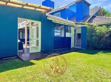 Casa · 218m² · 6 Ambientes · Venta Casa en Pinamar con 2 Departamentos y Piscina Climatizada a Solo 100 m de La Playa