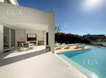 Casa · 460m² · 7 Ambientes · 3 Cocheras · Casa a La Laguna en Barrio Golf de Nordelta con 4 Habitaciones