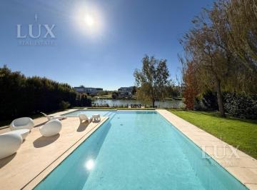 Casa · 460m² · 7 Ambientes · 3 Cocheras · Casa a La Laguna en Barrio Golf de Nordelta con 4 Habitaciones