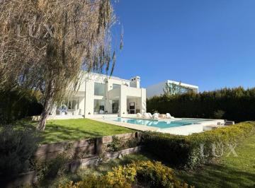 Casa · 460m² · 7 Ambientes · 3 Cocheras · Casa a La Laguna en Barrio Golf de Nordelta con 4 Habitaciones