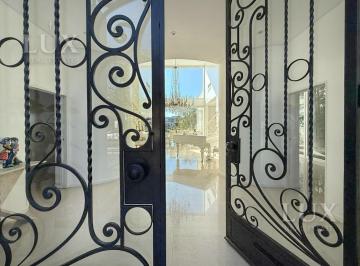 Casa · 460m² · 7 Ambientes · 3 Cocheras · Casa a La Laguna en Barrio Golf de Nordelta con 4 Habitaciones