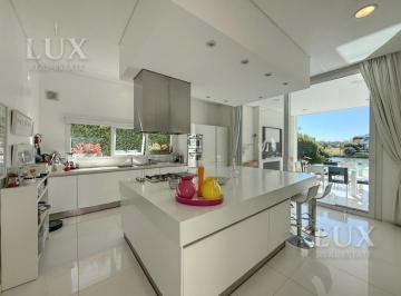 Casa · 460m² · 7 Ambientes · 3 Cocheras · Casa a La Laguna en Barrio Golf de Nordelta con 4 Habitaciones