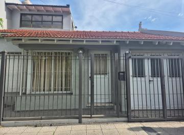 Casa · 180m² · 3 Ambientes · 1 Cochera · Casa en Banfield Dos Dormotorios