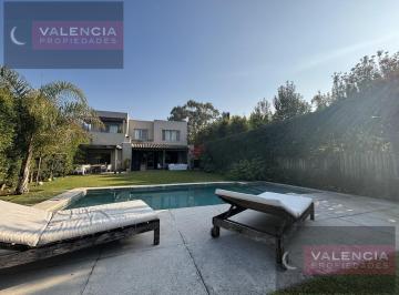 Casa · 325m² · 8 Ambientes · 4 Dorm. en Los Ombues