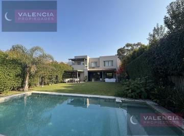 Casa · 325m² · 8 Ambientes · 4 Dorm. en Los Ombues