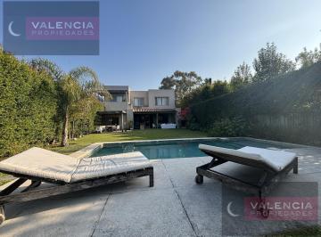 Casa · 325m² · 8 Ambientes · 4 Dorm. en Los Ombues