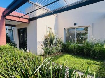 Casa · 185m² · 5 Ambientes · 3 Cocheras · Casa en Venta. 3 Dorm.. Pileta. Cocina Independiente. Cerco Vivo. Barrio Cerrado, Escobar