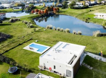 Casa · 860m² · 4 Ambientes · 3 Cocheras · Casa en San Sebastian