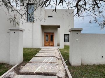 Casa · 226m² · 5 Ambientes · 2 Cocheras · Casa en Venta. 3 Dorm., Cocina Independiente. Galeria, Pileta, Dep. Barrio Cerrado, Escobar