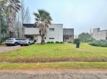 Casa · 1730m² · 3 Dormitorios · 2 Cocheras · Venta - Casa 3 Dorm. Puerto Roldan