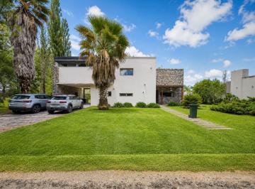 Casa · 1730m² · 3 Dormitorios · 2 Cocheras · Venta - Casa 3 Dorm. Puerto Roldan