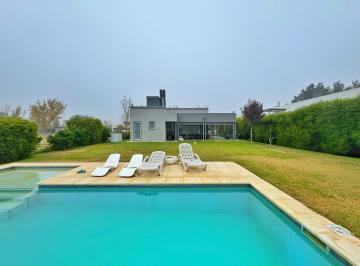 Casa · 130m² · 5 Ambientes · 3 Cocheras · Venta - Casa 3 Dorm. Puerto Roldan