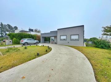 Casa · 130m² · 5 Ambientes · 3 Cocheras · Venta - Casa 3 Dorm. Puerto Roldan