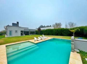 Casa · 130m² · 5 Ambientes · 3 Cocheras · Venta - Casa 3 Dorm. Puerto Roldan