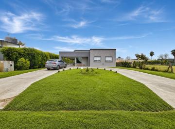 Casa · 130m² · 5 Ambientes · 3 Cocheras · Venta - Casa 3 Dorm. Puerto Roldan