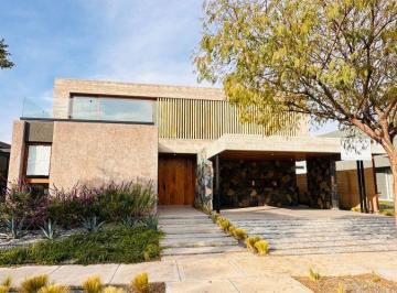 Casa de 8 ambientes, Chacras de Coria · Venta Casa Cuatro Dorm. en Barrio Aguaribay Valle Chacras de Coria