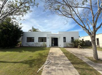Casa · 190m² · 5 Ambientes · 2 Cocheras · Oportunidad! Casa en Venta, Laguna, Pileta, 3 Dorm., Dependencia. Barrio Cerrado, Escobar