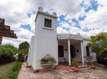 Casa · 295ha · 6 Ambientes · 2 Cocheras · Venta Casa en Unquillo! Terreno de 3228 M&sup2;!