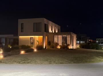 Casa de 6 ambientes, Cañuelas · Casa en Venta en La Martona