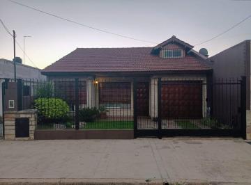 QPX-QPX-3_2 · Excelente Chalet de 3 Amb. con Depto. de 2 Amb. 1 Cuadra de Av Rivadavia