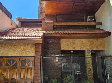 Oficina comercial · 250m² · 5 Ambientes · 1 Cochera · Propiedad en Excelente Estado Reciclada de 250 m con Vivienda Trasera Independiente